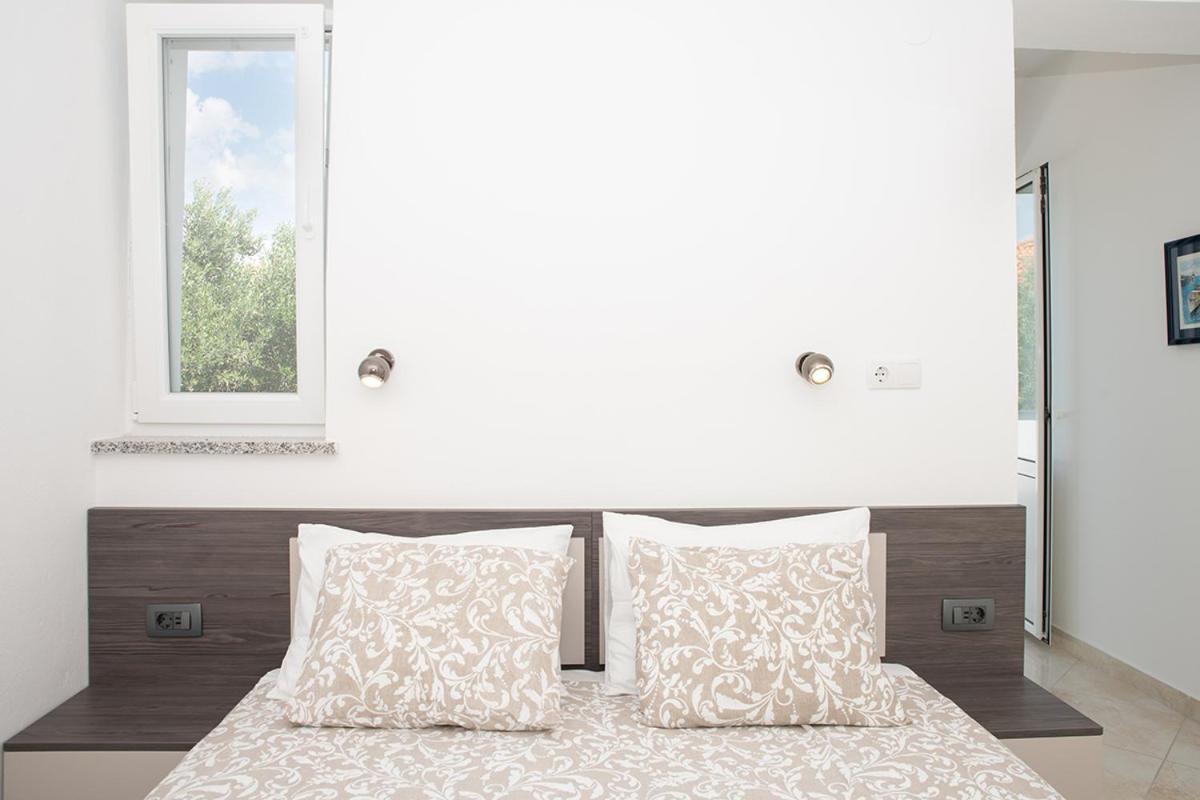 Apartmani Vrtodusic Banjol Buitenkant foto